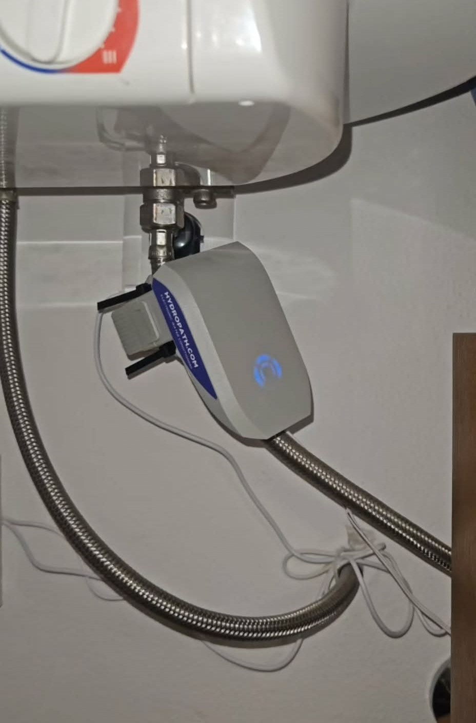 HydroFLOW Pearl – premikajoča se modra LED lučka v delovanju
