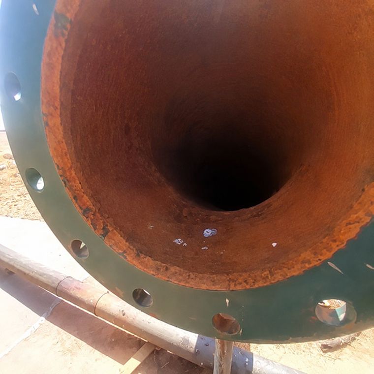 Zarjavela, rjava voda iz namakalne cevi pred obdelavo s HydroFLOW