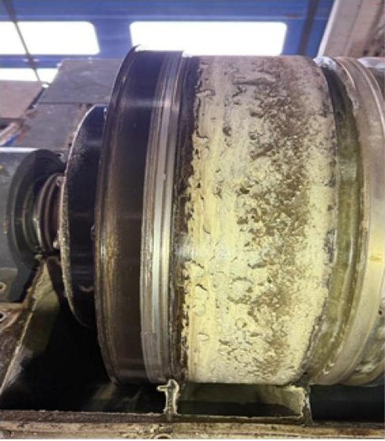Boben centrifuge za dehidracijo blata z močnimi oblogami struvita